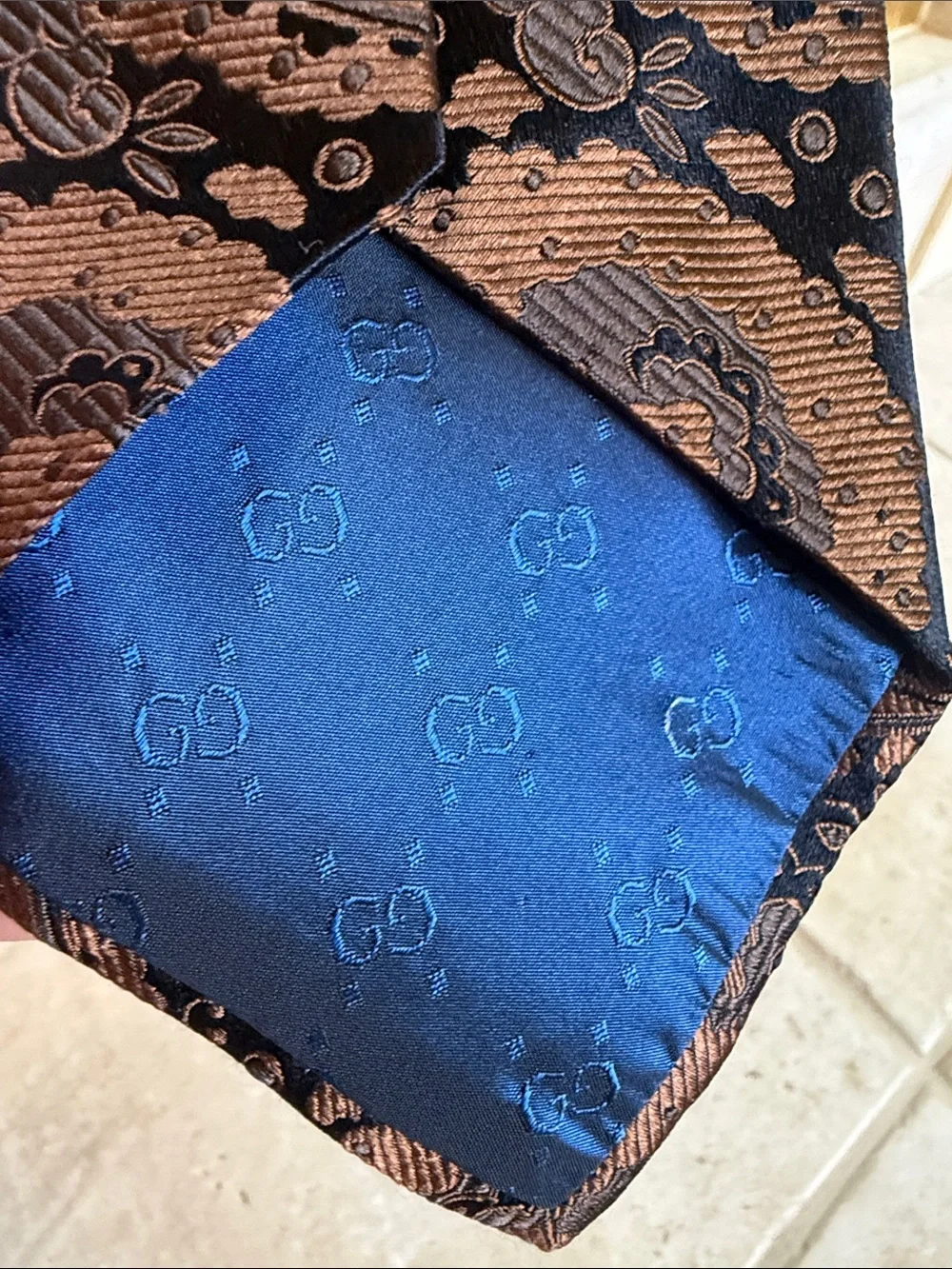 Gucci bronze Paisley Silk Tie with black background